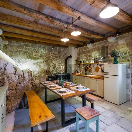 فيلة Konavoski Miri *